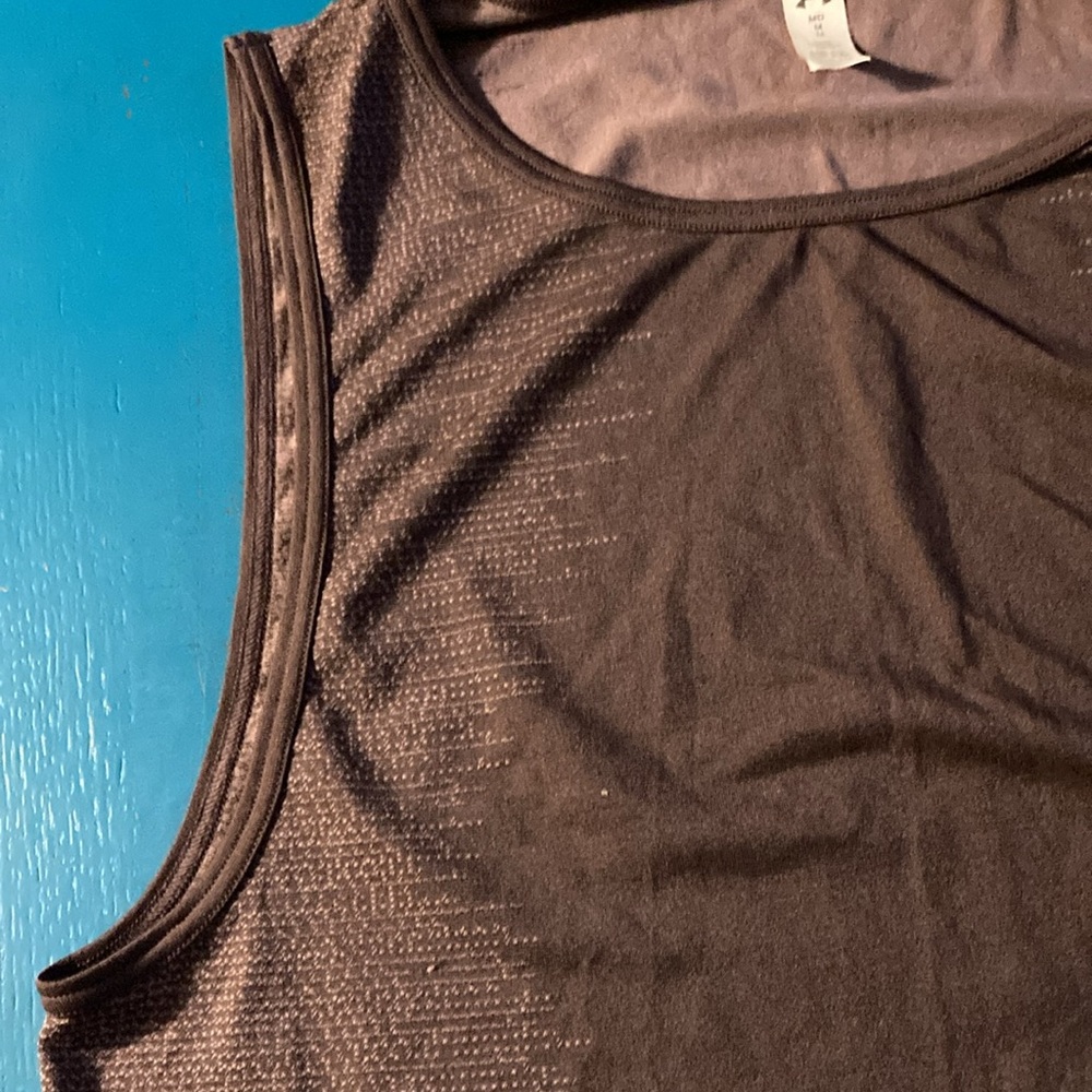 Active wear-UNDER ARMOR HEAT GEAR. Crop active sleeveless